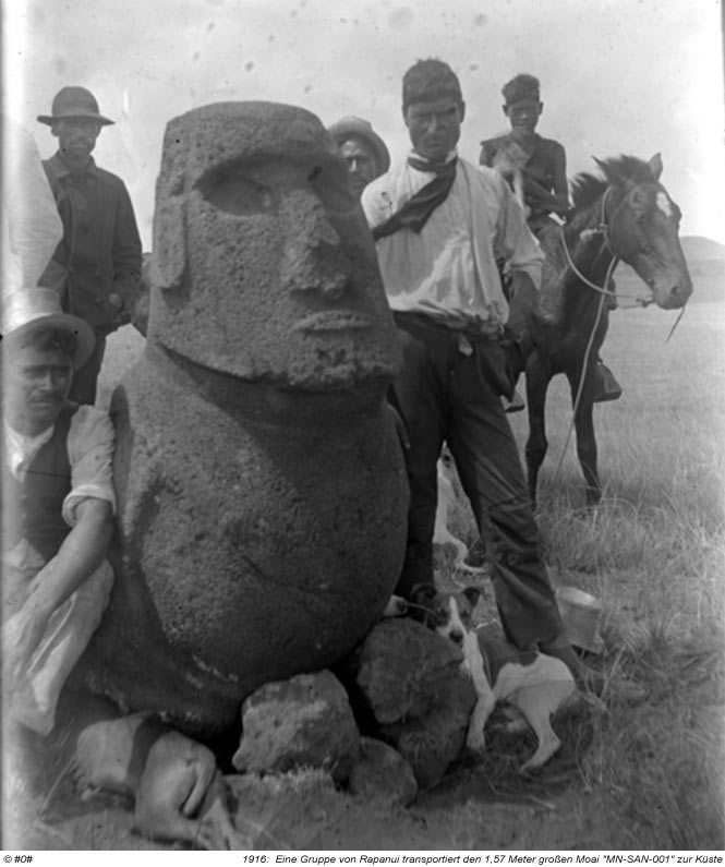1916 einige Rapanui mit dem Moai MN-SAN-001