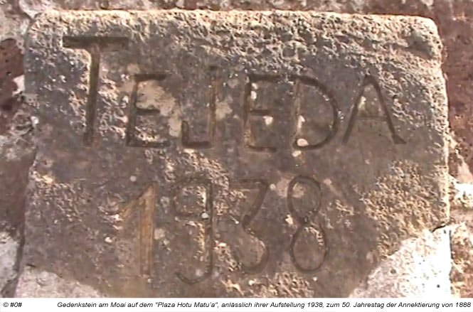 Gedenkinschrift am Moai Plaza Hotu Matu'a - Osterinsel