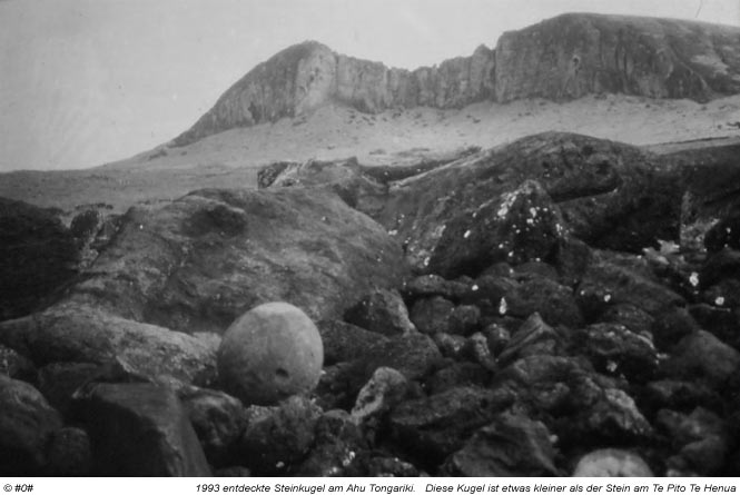 zweite runde Steinkugel auf der Osterinsel, in der Nähe von Tongariki