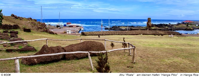 der 1938 aufgestellt und 1946 nieder gerissene Moai vom Plaza Hotu Matu'a befindet sich heute im Hafen Hanga Piko vor der Ahu-Anlage Riata