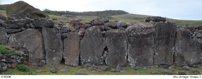 Vinapu II, die Rückfront besteht aus bis zu zwei Meter hohen Natursteinplatten