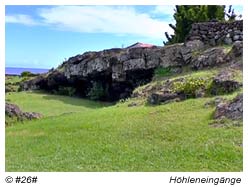 Höhleneingänge an der Ahu-Anlage Tahai