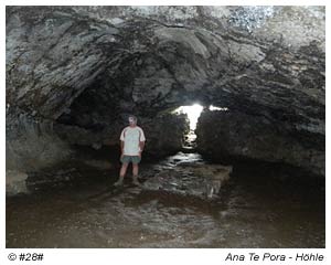 im Inneren der Ana Te Pora Höhle