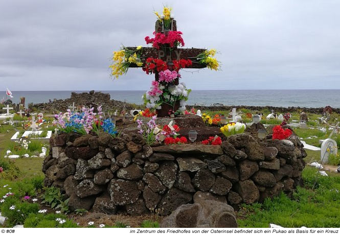 Pukao mit Kreuz - mitten auf dem Friedhof der Osterinsel