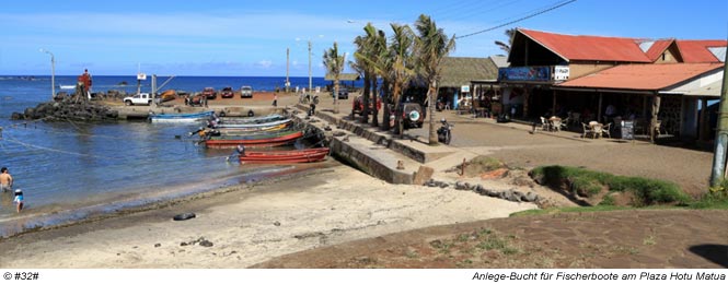 Fischerboote am Plaza Hotu Matu'a