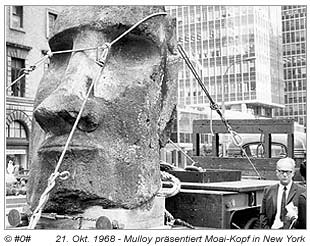William Mulloy 1968 mit einem Moai-Kopf in Amerika