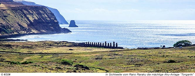 In Sichtweite vom Rano Raraku die mächtige Ahu-Anlage Tongariki