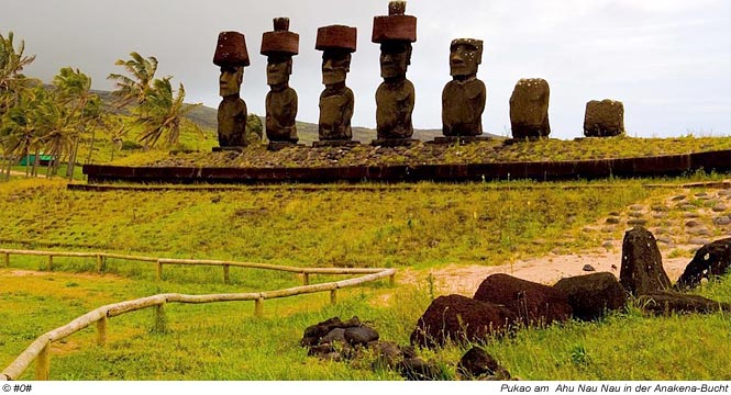 Moai und Pukao auf dem Areal bei Anakena