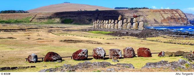 Tongariki mit den Resten alter Moai und Pukao